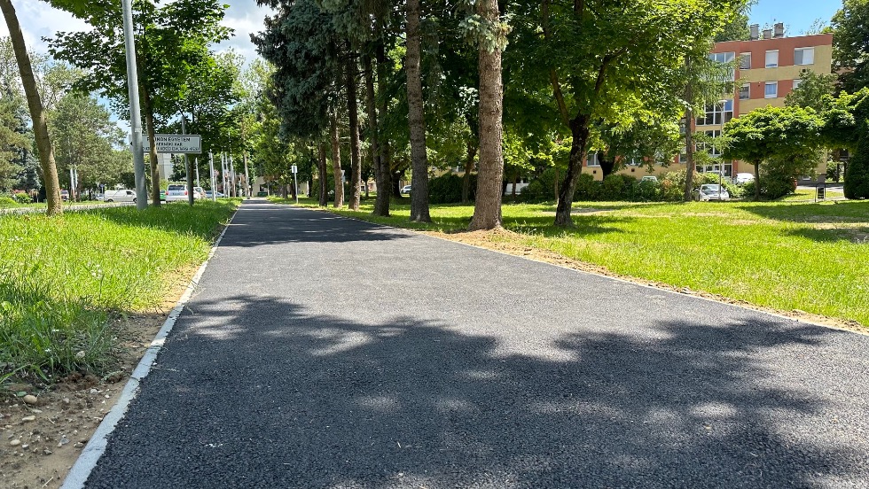Újabb szakaszon újult meg a járda a zalaegerszegi Gasparich utcában Újabb szakaszon újult meg a járda a zalaegerszegi Gasparich utcában