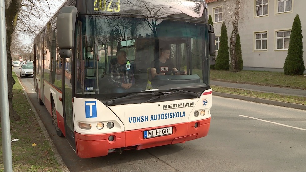 A kormány finanszírozza a busz- és teherautósofőrök képzését A kormány finanszírozza a busz- és teherautósofőrök képzését