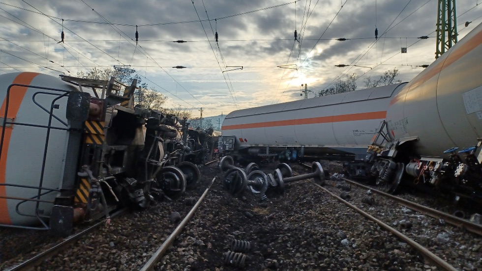 Slyos vonatbaleset trtnt, lelltak a vonatok Budapest fel