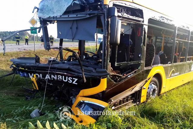 Busz és kamion ütközött a 86-os főút zalai szakaszán, a buszsofőr súlyosan megsérült Busz és kamion ütközött a 86-os főút zalai szakaszán, a buszsofőr súlyosan megsérült