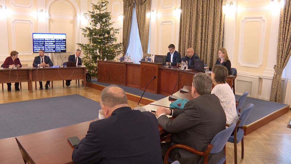 Kzmeghallgats a dszteremben