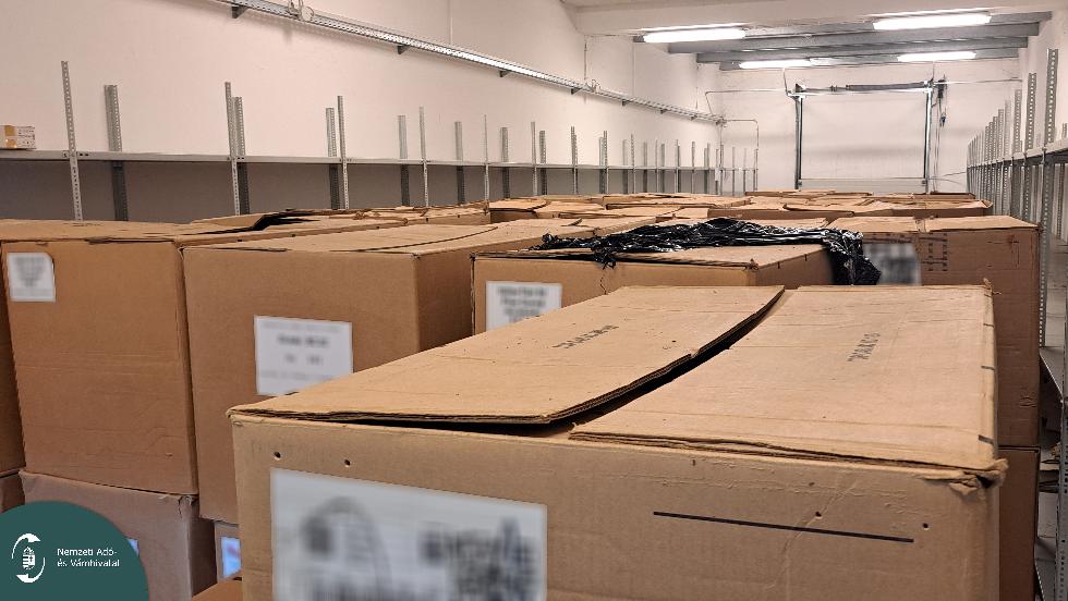 Több mint egymilliárd forint értékű csempészett dohányt foglaltak le Zalában Több mint egymilliárd forint értékű csempészett dohányt foglaltak le Zalában