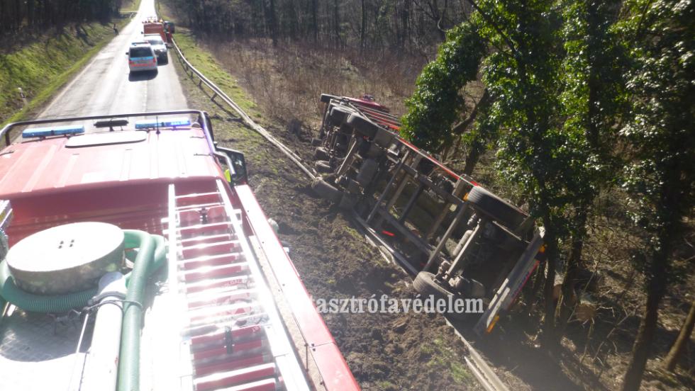 A szalagkorlátot átszakítva borult az árokba egy kamion Zalaegerszeg térségében A szalagkorlátot átszakítva borult az árokba egy kamion Zalaegerszeg térségében