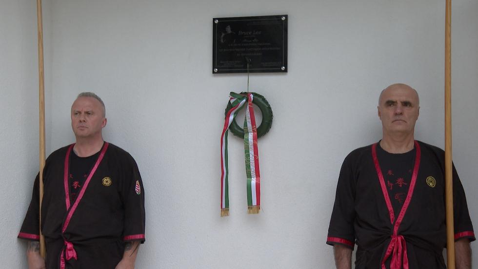 Emléktáblát avattak Bruce Lee tiszteletére Emléktáblát avattak Bruce Lee tiszteletére