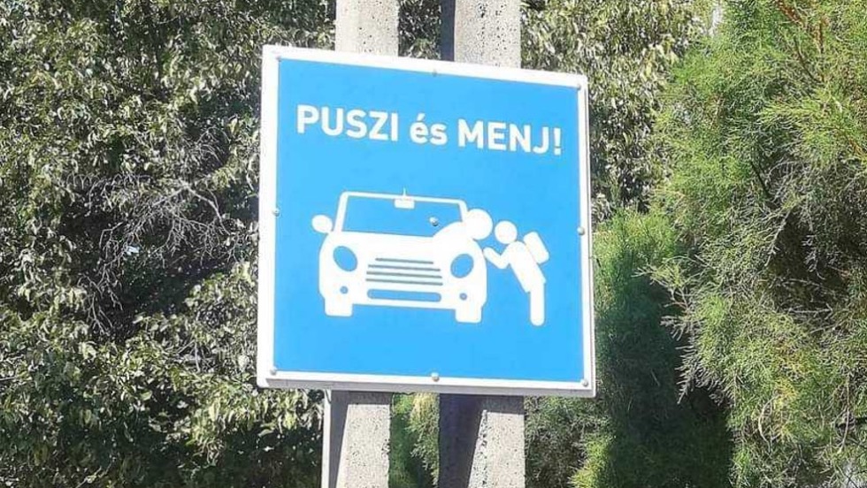 Új közlekedési tábla jelent meg az utakon, de nincs benne a KRESZ-ben Új közlekedési tábla jelent meg az utakon, de nincs benne a KRESZ-ben