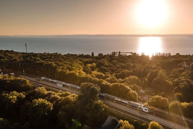 A m�jus 1-jei hossz� h�tv�g�t�l s�r�ti j�ratait a M�V-csoport a Balaton fel� is