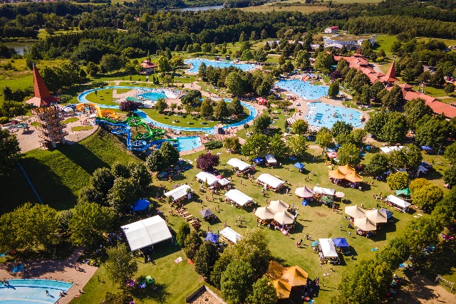 Jótékonysági nap az AquaCityben: közel 10,5 millió forint gyűlt össze a zalaegerszegi kórház javára Jótékonysági nap az AquaCityben: közel 10,5 millió forint gyűlt össze a zalaegerszegi kórház javára