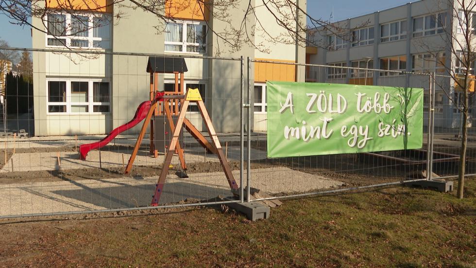 Készül az Ady-iskola új játszótere Készül az Ady-iskola új játszótere