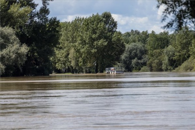 A gátakat megerősítve várják a Dráva tetőzését Drávaszabolcs térségében A gátakat megerősítve várják a Dráva tetőzését Drávaszabolcs térségében