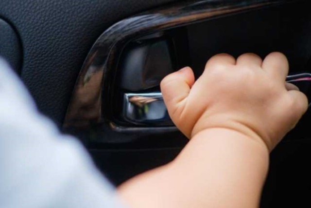 Aut�ba z�rta mag�t egy kisgyermek Zalaegerszegen 