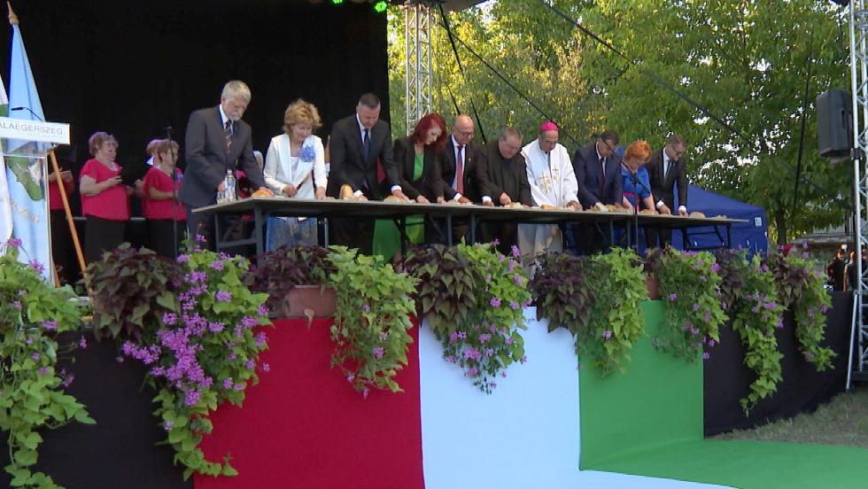 Az j kenyeret nnepeltk az llamalapts elestjn Zalaegerszegen