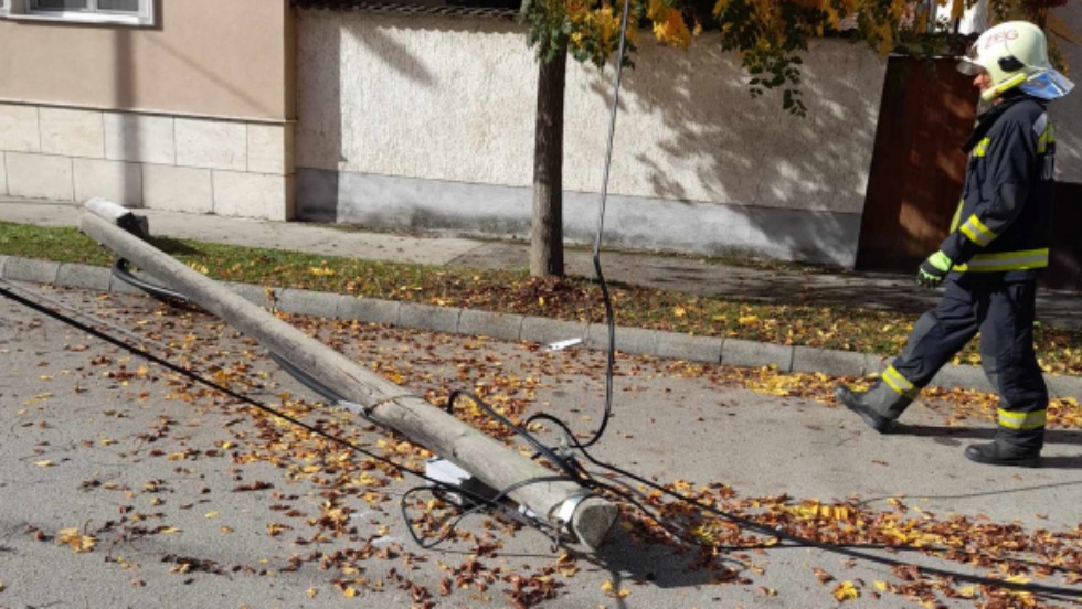 Kidöntött egy távközlési oszlopot egy teherautó Zalaegerszegen Kidöntött egy távközlési oszlopot egy teherautó Zalaegerszegen