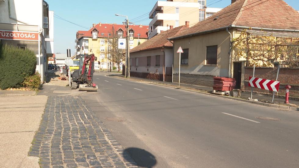 Megújul a tűzoltóság előtti járdaburkolat Megújul a tűzoltóság előtti járdaburkolat