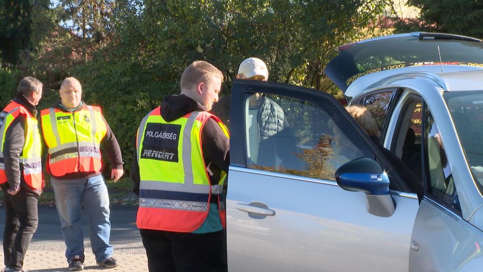 Egyenruhások segítenek a napokban Egyenruhások segítenek a napokban