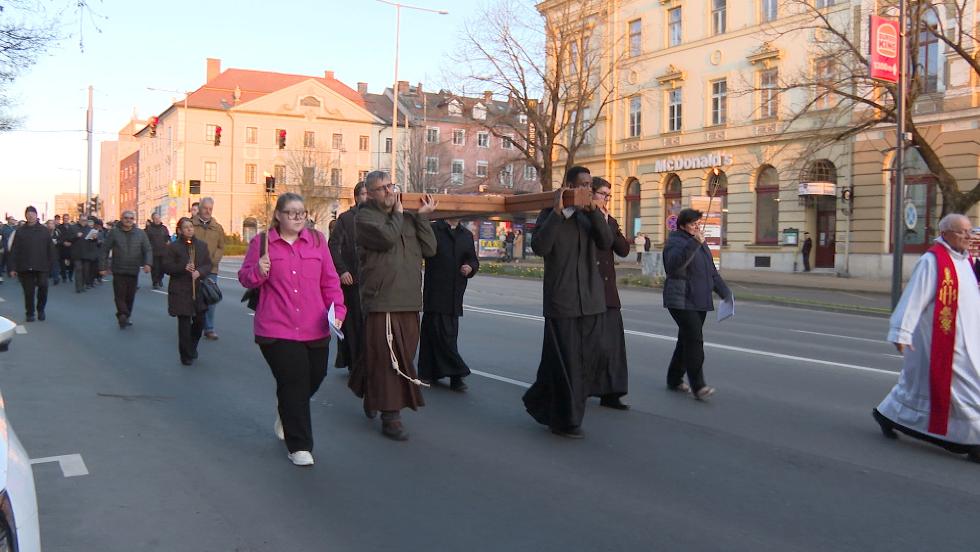 Keresztúton – Fáklyásmenet a Mindszenty tértől a Kálváriáig Keresztúton – Fáklyásmenet a Mindszenty tértől a Kálváriáig