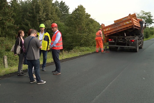 Új útburkolatot kapott a Csonkahegyhátat Becsvölgyével összekötő szakasz Új útburkolatot kapott a Csonkahegyhátat Becsvölgyével összekötő szakasz