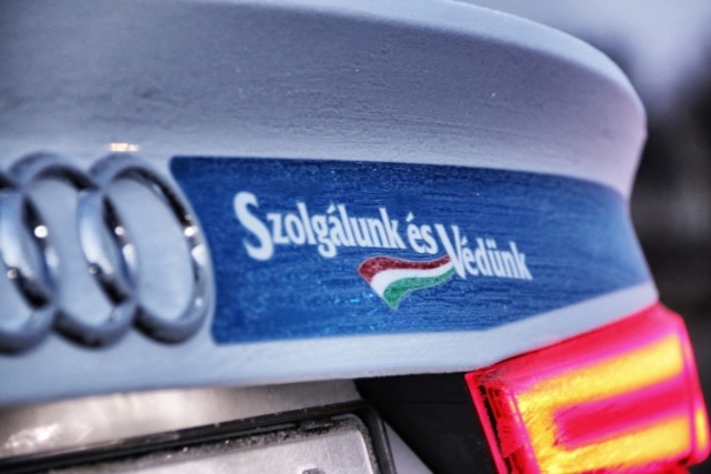 Aut�s �ld�z�s ut�n fogtak el egy 15 �ves fi�t �s feln�tt t�rs�t Zalaegerszegen
