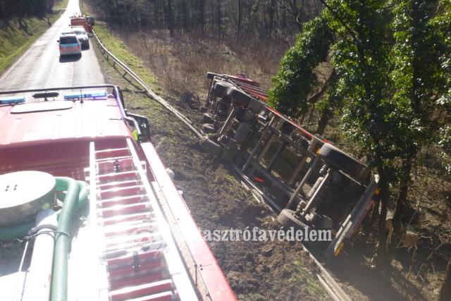 A szalagkorl�tot �tszak�tva borult az �rokba egy kamion Zalaegerszeg t�rs�g�ben