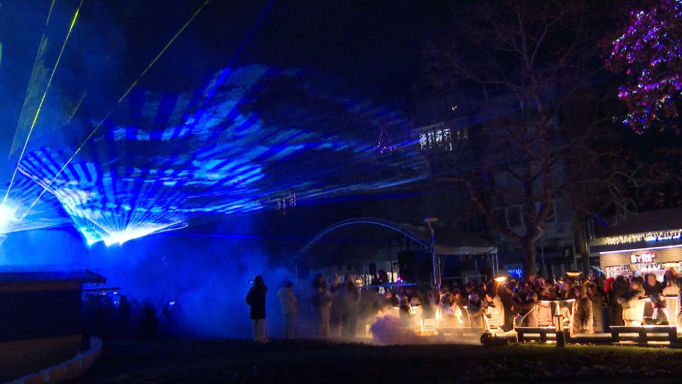 Élő zenével és lézershow-val ünnepelték a szilvesztert Zalaegerszegen
Élő zenével és lézershow-val ünnepelték a szilvesztert Zalaegerszegen