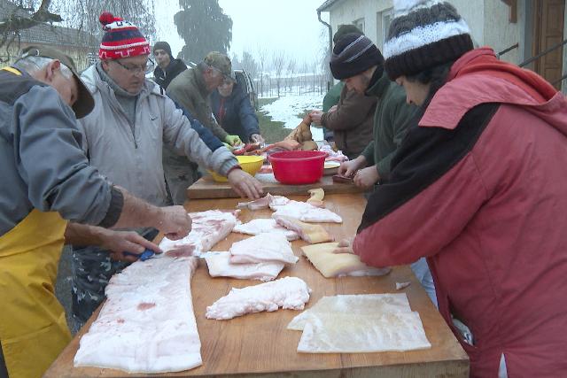 Hagyom�ny�rz� diszn�v�g�st tartottak Andr�shid�n