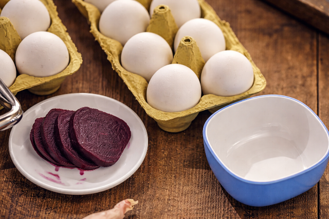 Nem szereti a mesters�ges sz�nez�ket? �me 5 z�lds�g, amivel gy�ny�r�en befestheti a h�sv�ti toj�sokat