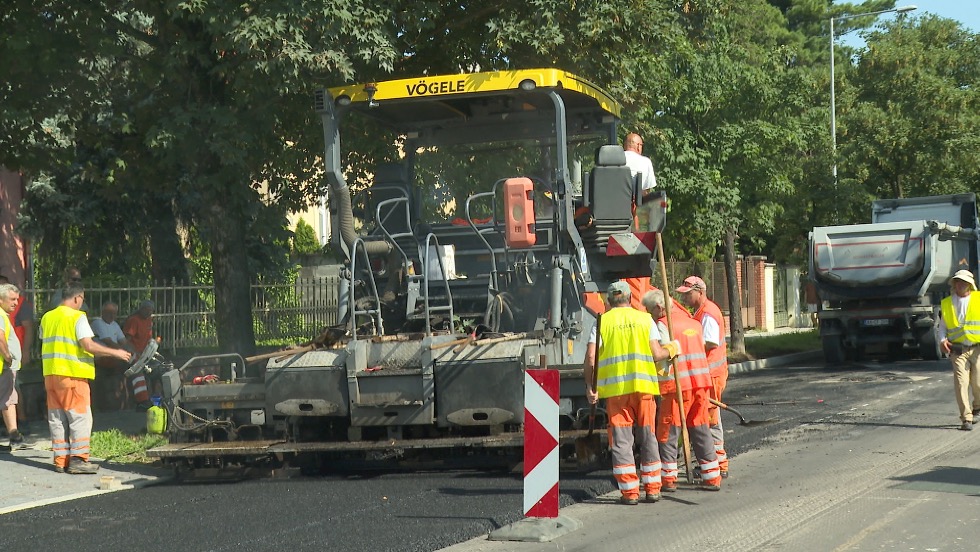 Aszfaltoznak a Kosztolányi utcában Aszfaltoznak a Kosztolányi utcában