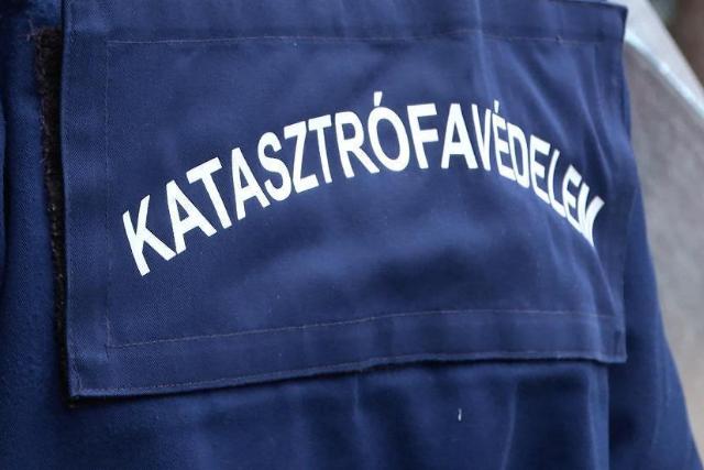 �rokba csap�dott egy aut� a 76-oson, Als�nemesap�tin�l
