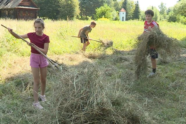 Npszer az lvilg tbor a Gcseji Skanzenben