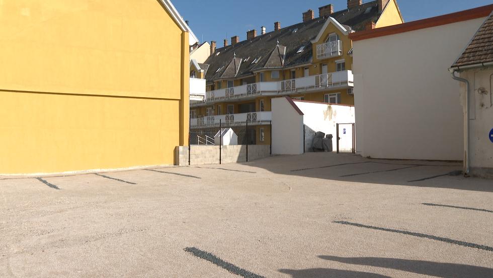 j parkolkat alaktott ki az nkormnyzat a Jkum utcban