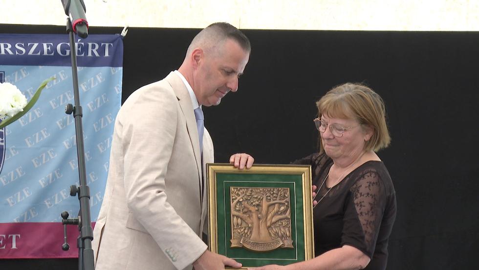 Átadták az Egerszeg Búcsún a Lokálpatróta-díjat és a plaketteket Átadták az Egerszeg Búcsún a Lokálpatróta-díjat és a plaketteket