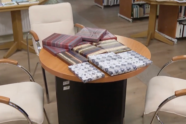 Aj�nd�k k�nyvek a polcokon