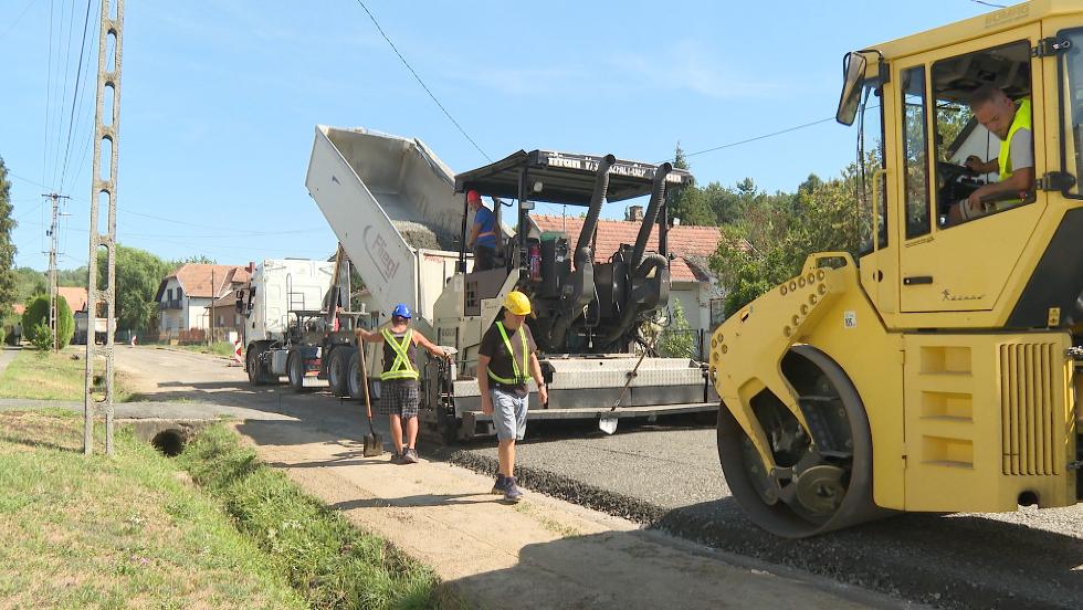 Fel�j�tj�k a R�zs�s utca burkolat�t a botfai v�rosr�szben