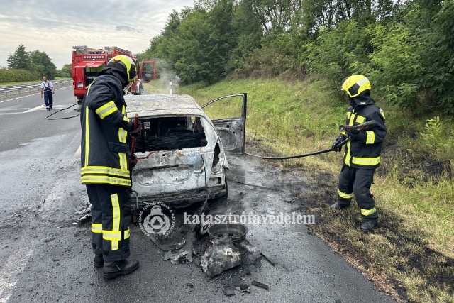 Kiégett egy autó az M7-esen Becsehelynél Kiégett egy autó az M7-esen Becsehelynél