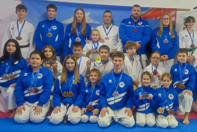 Baráti hangulatban zajlott a Yujin Karate Kupa Zalaegerszegen
Baráti hangulatban zajlott a Yujin Karate Kupa Zalaegerszegen