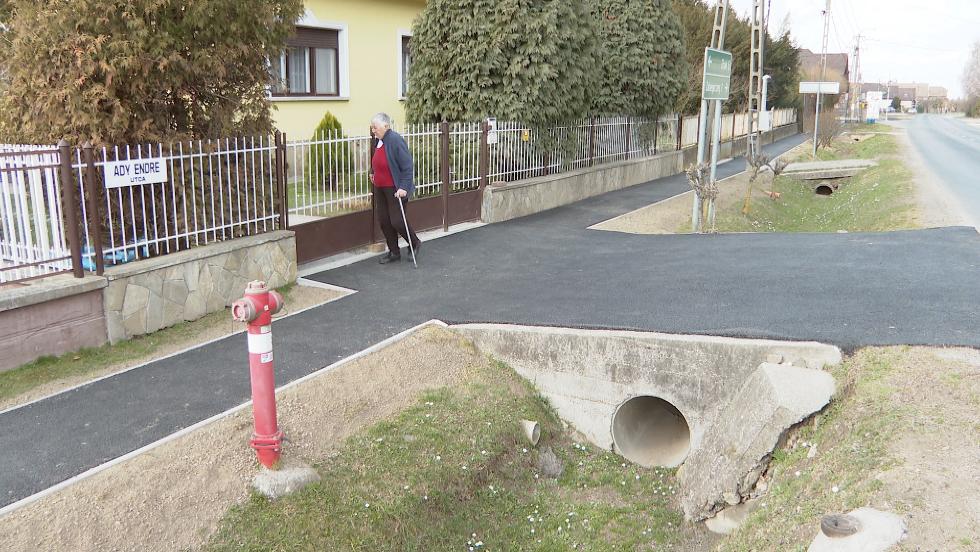 Felújították a járdát Bocföldén Felújították a járdát Bocföldén