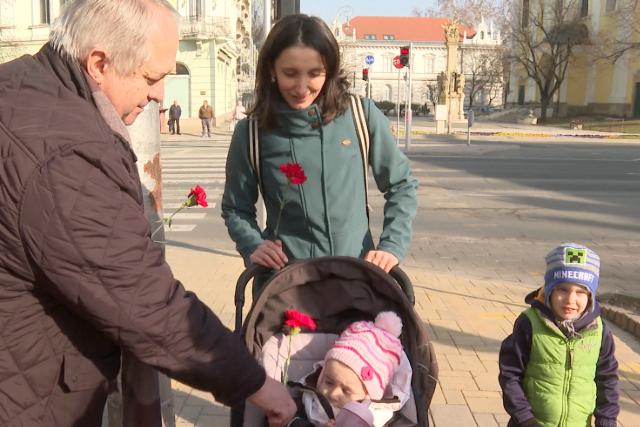 Nőnap – Egy-egy szál virággal köszöntötték a hölgyeket Zalaegerszegen Nőnap – Egy-egy szál virággal köszöntötték a hölgyeket Zalaegerszegen