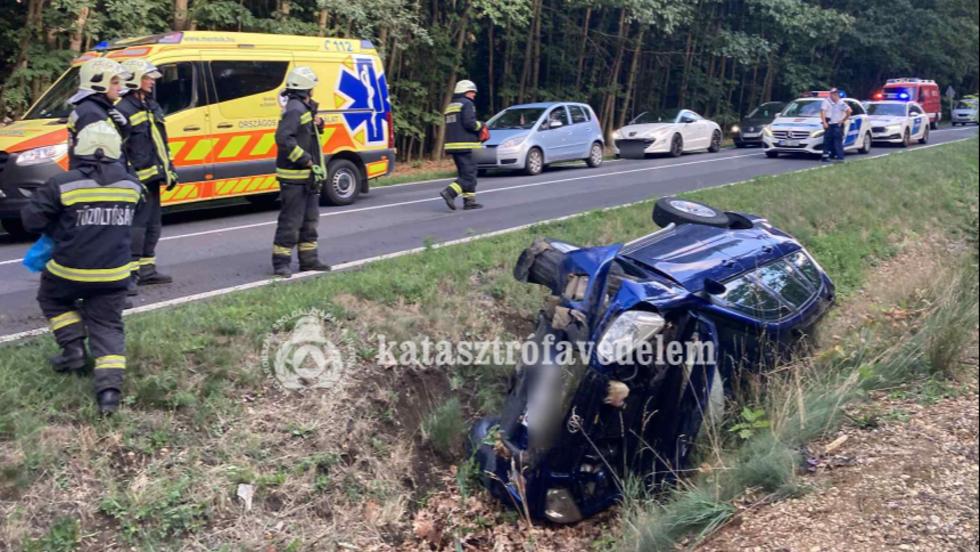 rokba borult egy aut a 74-es fton, Zalaegerszeg kzelben
