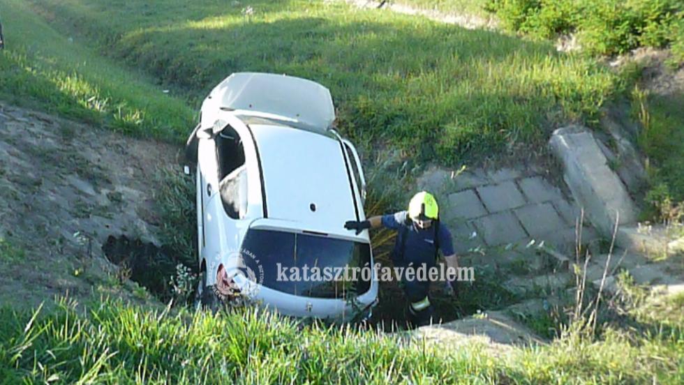 Árokba hajtott egy személyautó Zalaegerszeg külterületén Árokba hajtott egy személyautó Zalaegerszeg külterületén