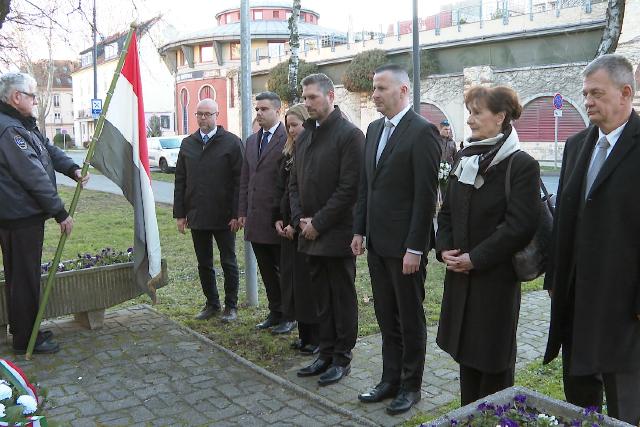 Csendes f�hajt�ssal �s filmvet�t�ssel tisztelegtek