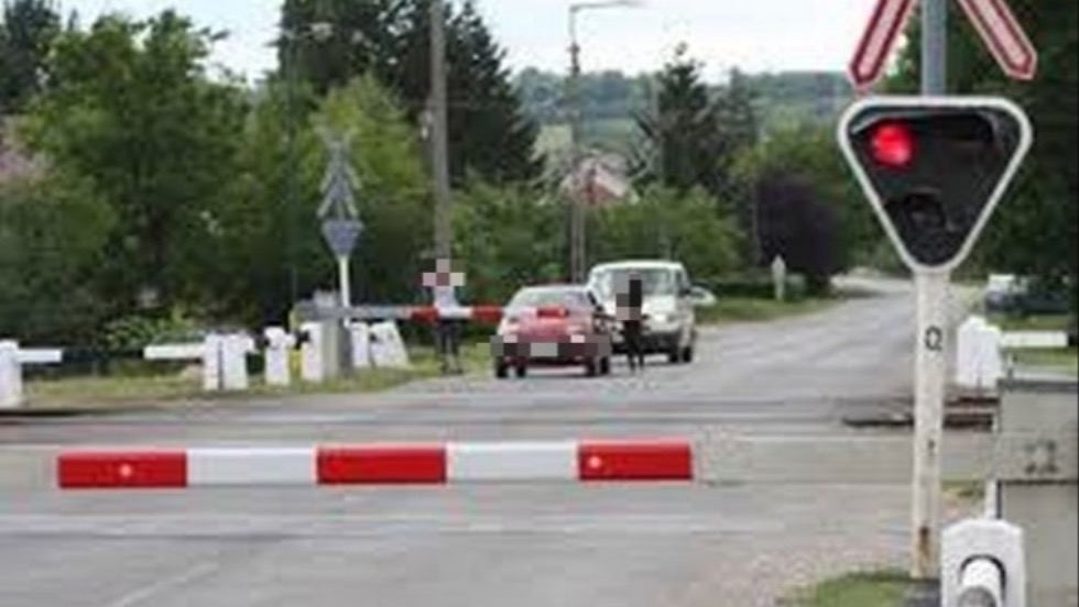 Biciklijével törte le a vasúti átjáró csapórúdját Biciklijével törte le a vasúti átjáró csapórúdját