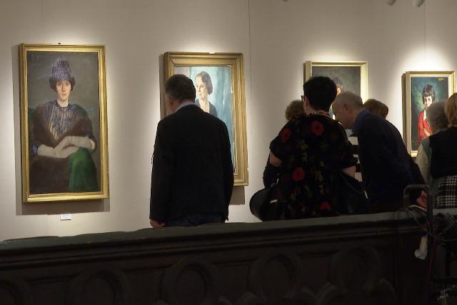 T�bb �vsz�zad fest�szete egy t�rben