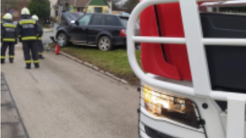 Villanyoszlopnak hajtott egy autó Zalaegerszegen Villanyoszlopnak hajtott egy autó Zalaegerszegen
