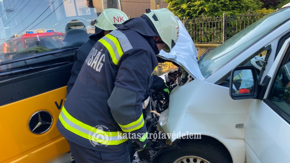 Busz és kisteherautó ütközött Zalában Busz és kisteherautó ütközött Zalában
