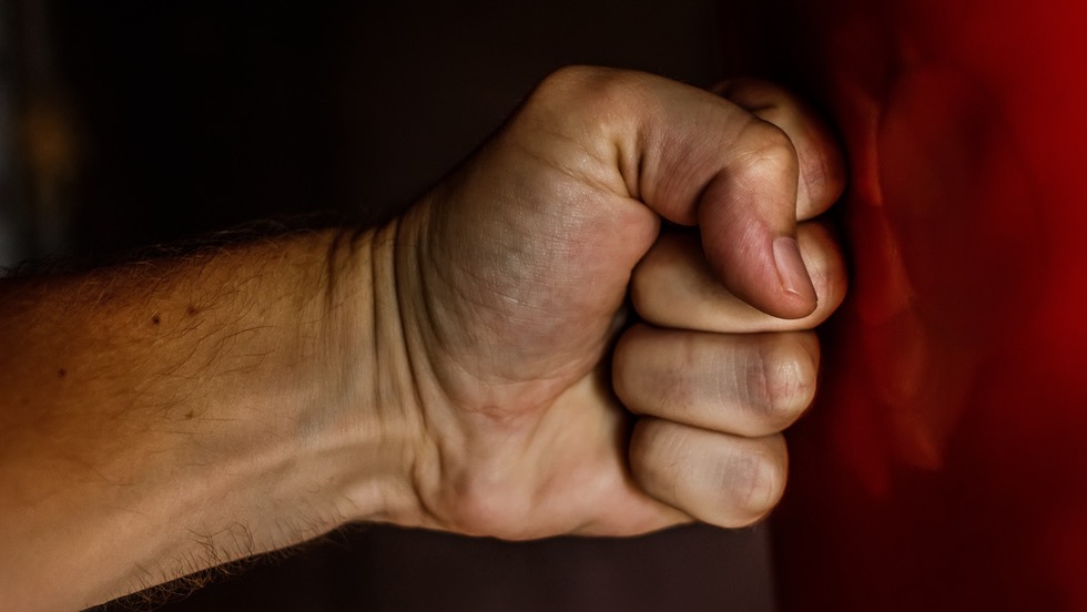 Verekedett, majd leköpte az intézkedő rendőrt – vádat emelt az egerszegi ügyészség Verekedett, majd leköpte az intézkedő rendőrt – vádat emelt az egerszegi ügyészség
