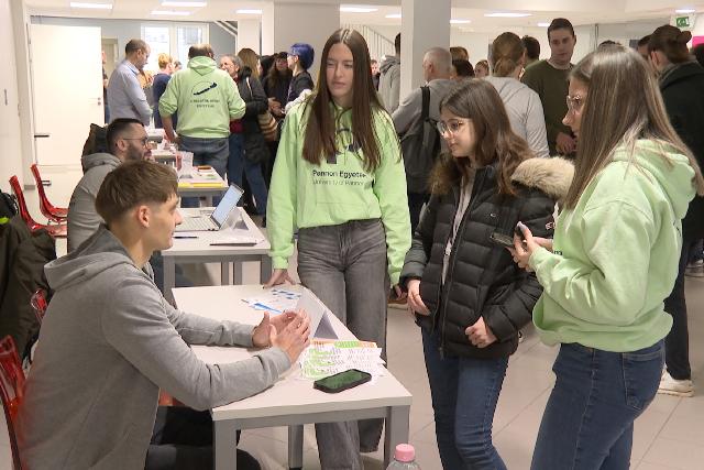 Ny�lt nap – K�z�piskol�sok a gazd�lkod�si karon