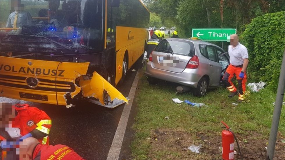Busszal ütközött egy autó a 71-es főúton, a gépkocsi 25 éves sofőrje életét vesztette Busszal ütközött egy autó a 71-es főúton, a gépkocsi 25 éves sofőrje életét vesztette
