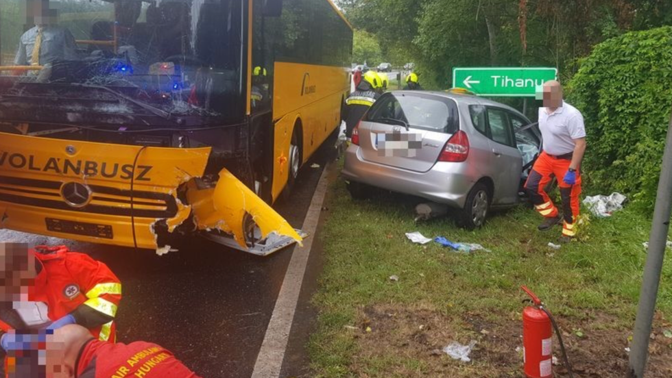 Busszal tkztt egy aut a 71-es fton, a gpkocsi 25 ves sofrje lett vesztette