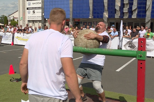 A legerősebbek tették próbára magukat - natúr erősemberek versenyeztek Zalaegerszegen A legerősebbek tették próbára magukat - natúr erősemberek versenyeztek Zalaegerszegen