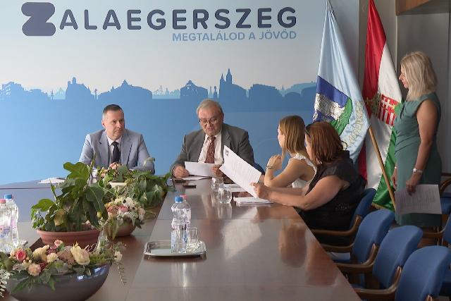 Kezddik az idsek hnapja