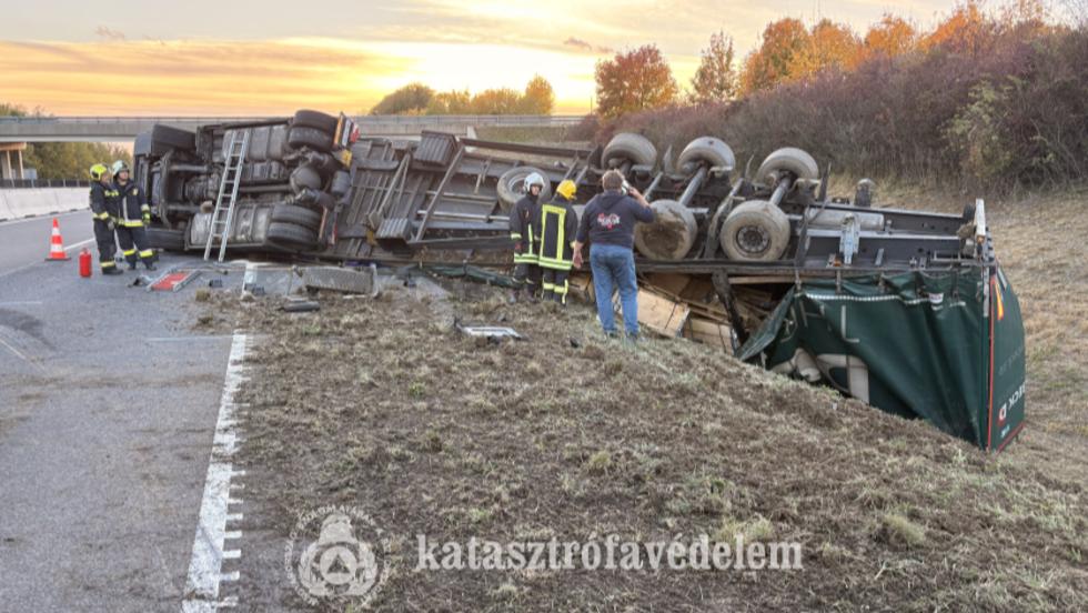 Felborult egy kamion az M7-es zalai szakaszán Felborult egy kamion az M7-es zalai szakaszán